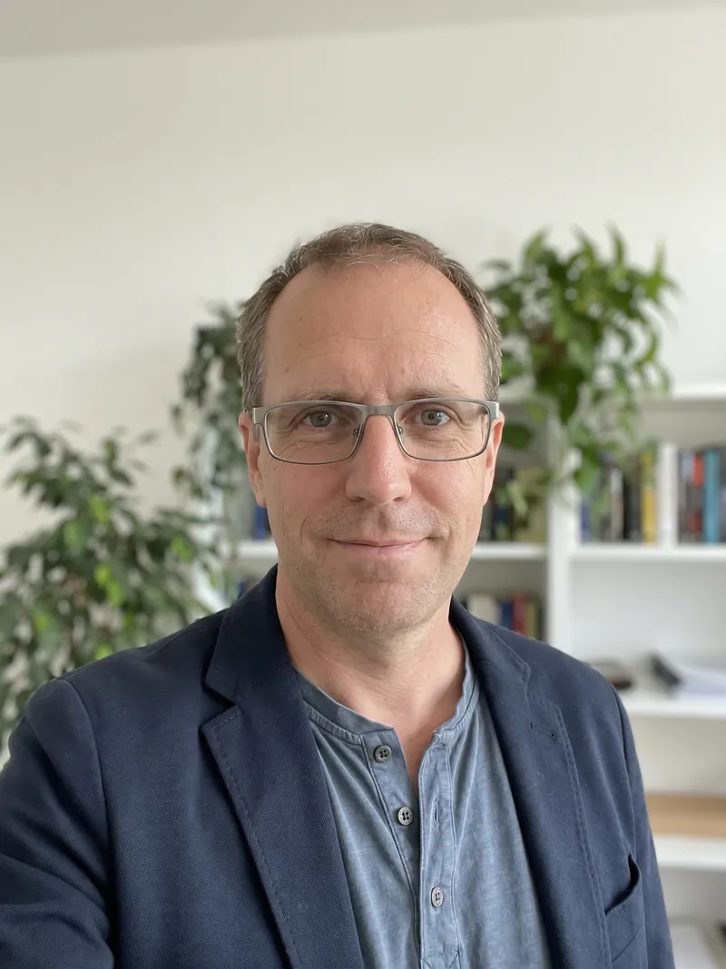 Ákos Pindes, Gründungspartner